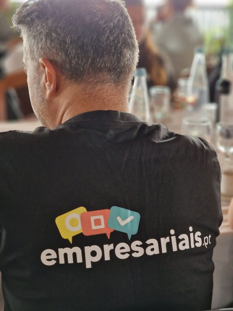Miembro del equipo con la camiseta de empresariais.pt