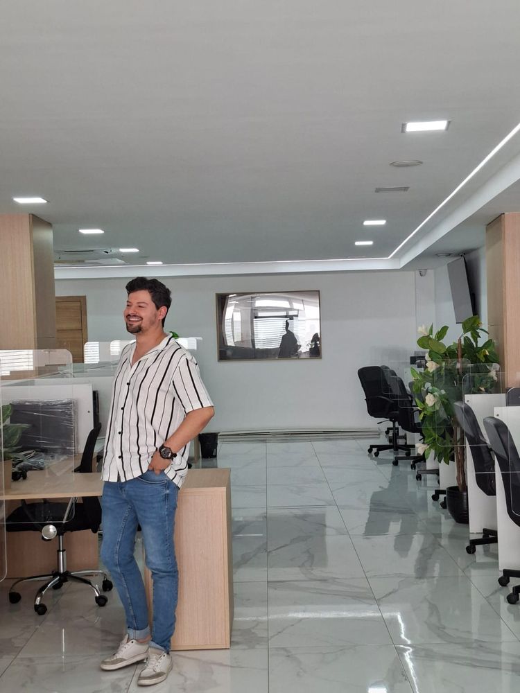 Miembro del equipo de empresariais.pt en la oficina